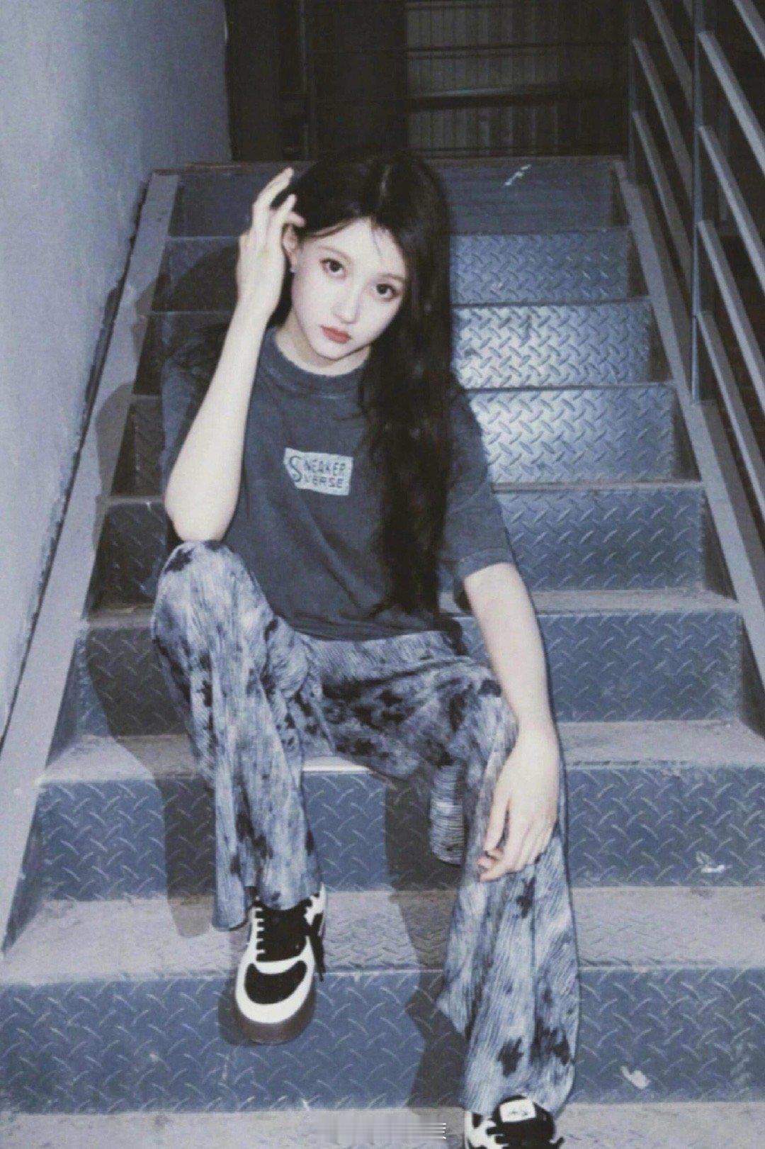 关晓彤的团队真的太浪费她的美貌了！好好的美女怎么拍的啊一米七都成一米五了关晓彤 
