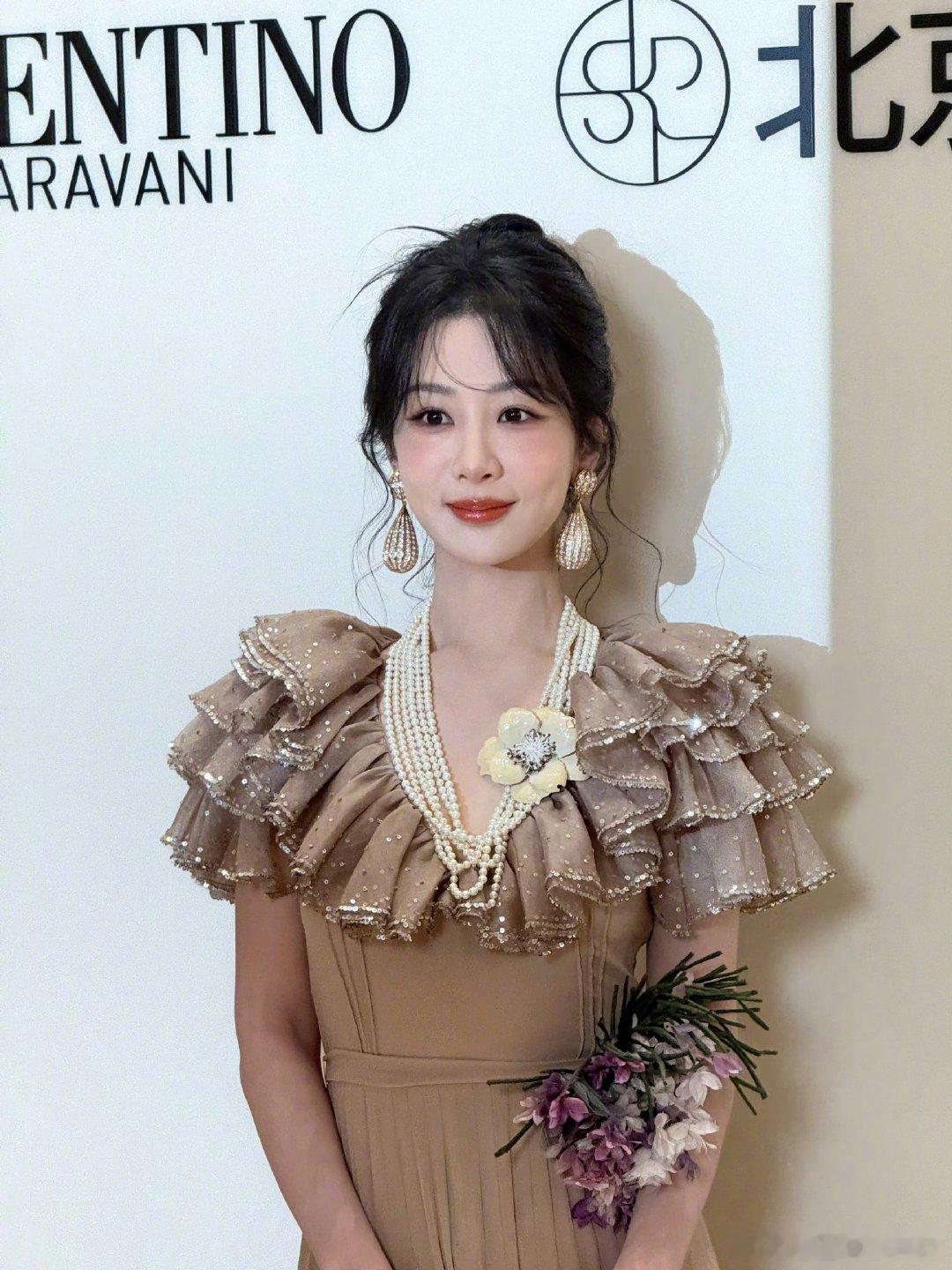 杨紫北京线下活动人气 杨紫北京线下活动，高盘发加大耳饰和珍珠项链，啊啊啊啊啊啊啊