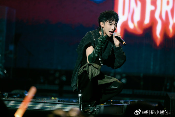 恩利桃花坞6生图状态恩利首个常驻综艺恩利生图状态绝了，人群中一眼吸睛，清爽帅气超