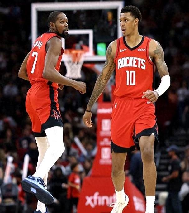 杜兰特把32分狠狠砸进篮筐，转身盯着计分板上刺眼的115比105咬紧后槽牙。你以