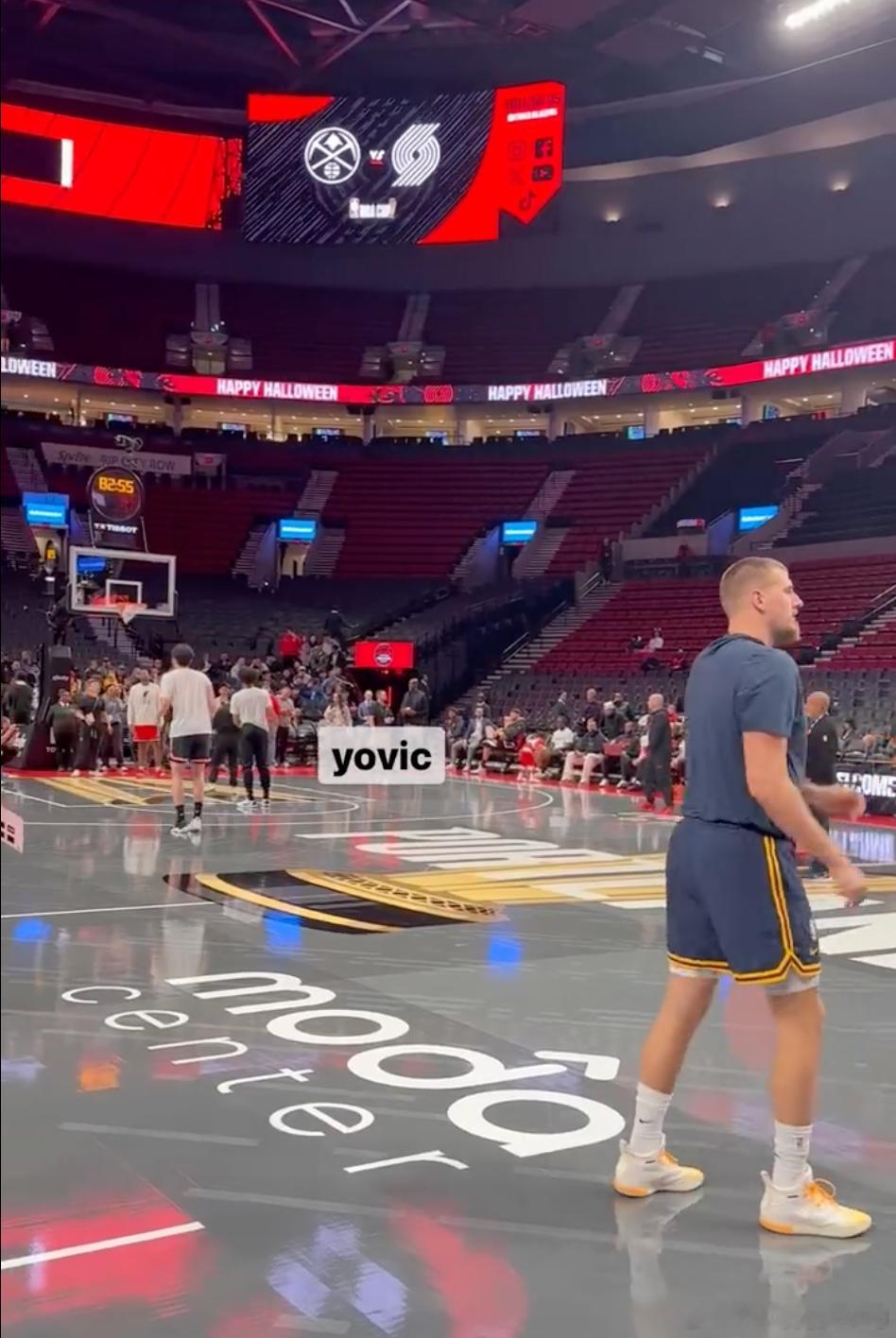 杨瀚森与偶像约基奇同框了  赛前热身同框，但更想看到赛场上的同框哇！新赛季拦不住