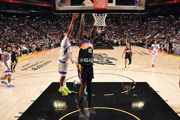 马卢阿奇面对爵士拿下了12分9篮板2盖帽的准两双数据，其中还包括了3个前场篮板，