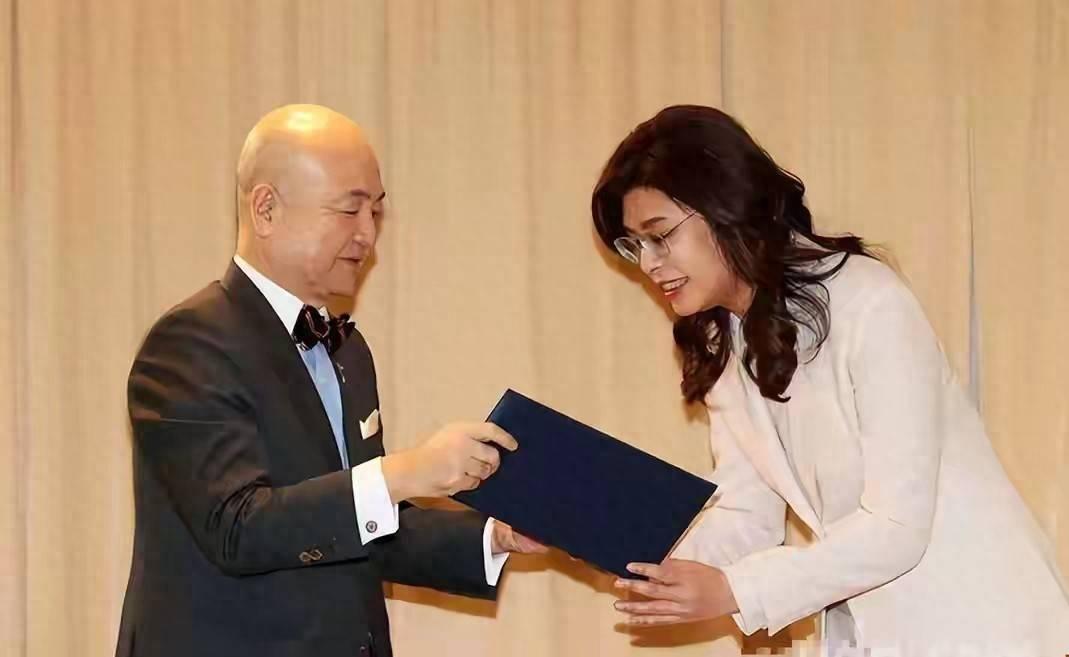 难怪郑丽文在竞选国民党主席期间，曾表示上任后要拜访高市早苗，看来当时郑丽文并不是