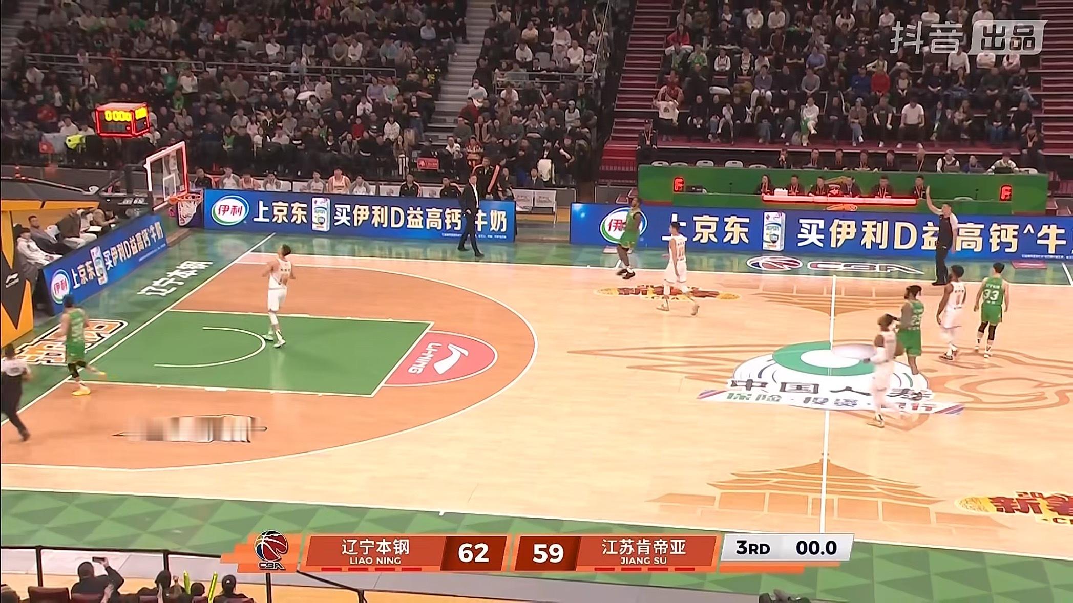 辽宁队主场对江苏三节比赛结束辽宁队暂时领先3分辽宁男篮