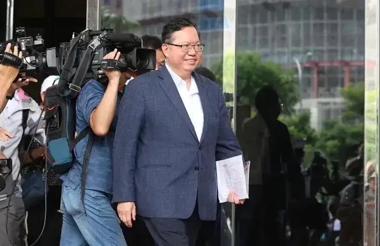 不知道今天过后郑文灿还笑不笑得出来？今天是决定郑文灿前途与命运的关键，郑文灿生日