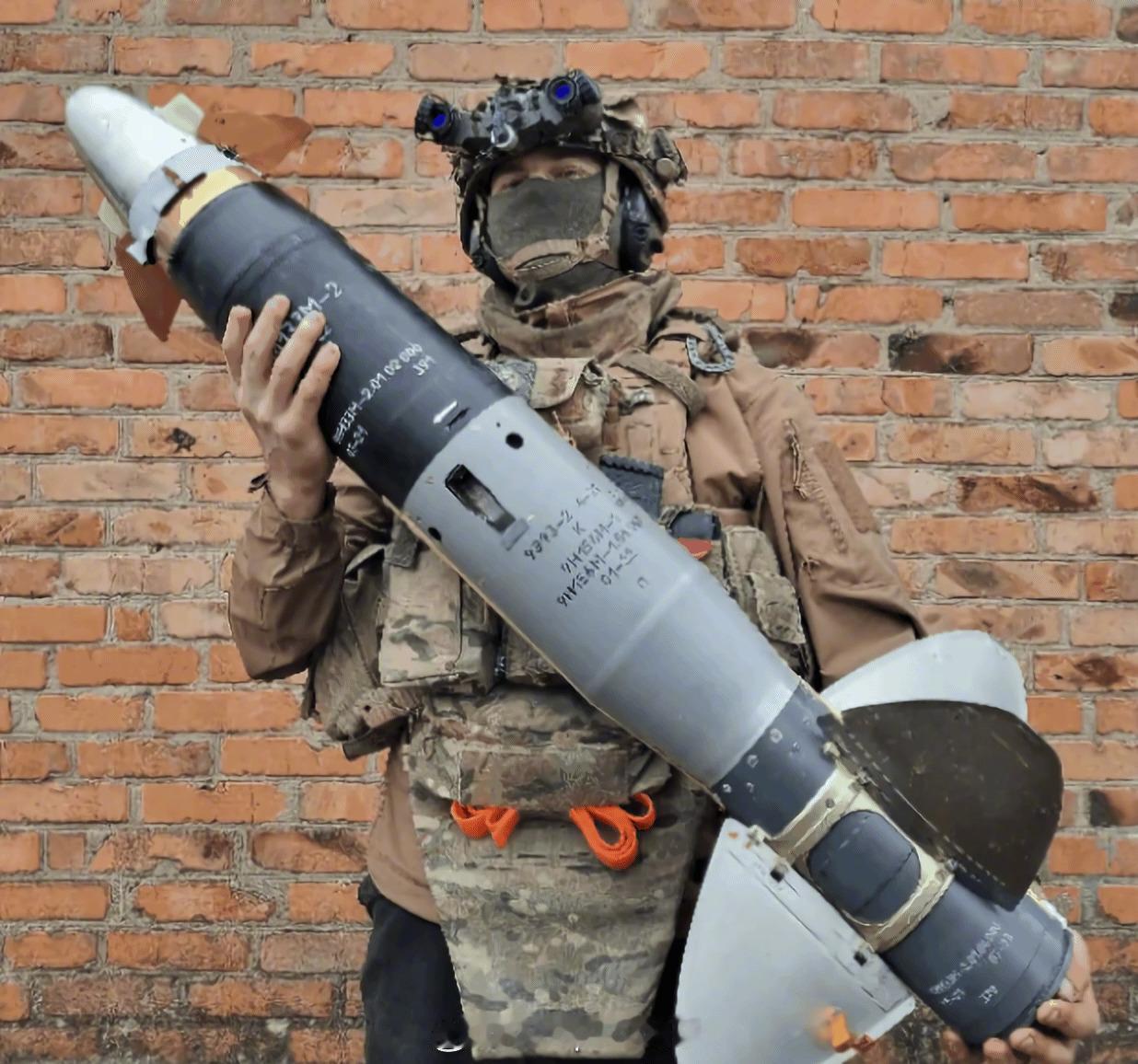 没有最深，只有更深。苏联人的不懈追求。
9K113战斗部重2.75公斤，破甲深度