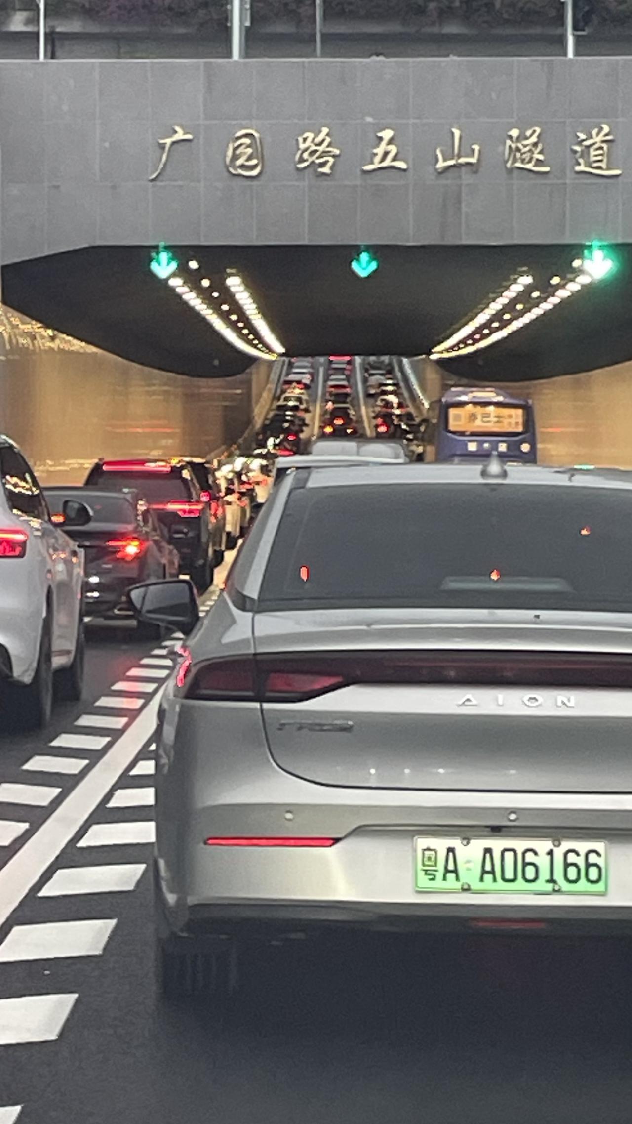 今天9月1日学校开学了
走广园快速路通勤的人
看过来
说说今天早上堵车了吗？
和