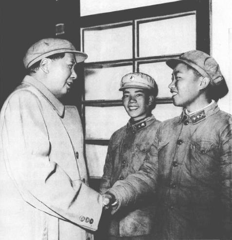 1960年3月14日，毛泽东主席到浙江金华双龙洞某部高炮3连看望炮兵战士，同战士