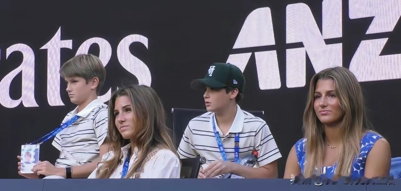 费德勒的两对双胞胎都逐渐长大了，两个女儿就是妈妈的翻版，就像复制粘贴一样，长得几