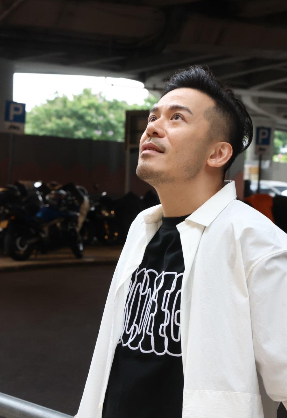 在娱乐圈经历多年起伏的香港男星沈震轩，近日在采访中展现出独特的人生哲学。这位从2