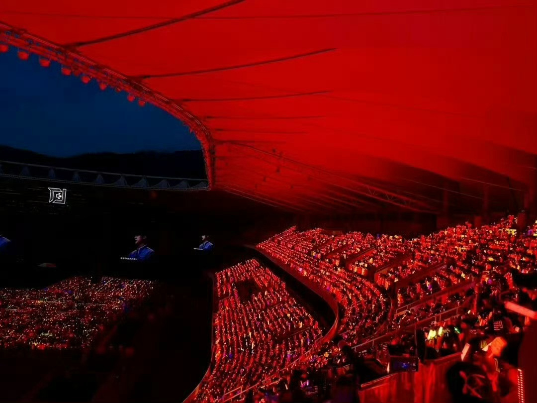 苏新皓的红海有种断层领先的趋势诶。。TOP登陆少年Day2灯牌