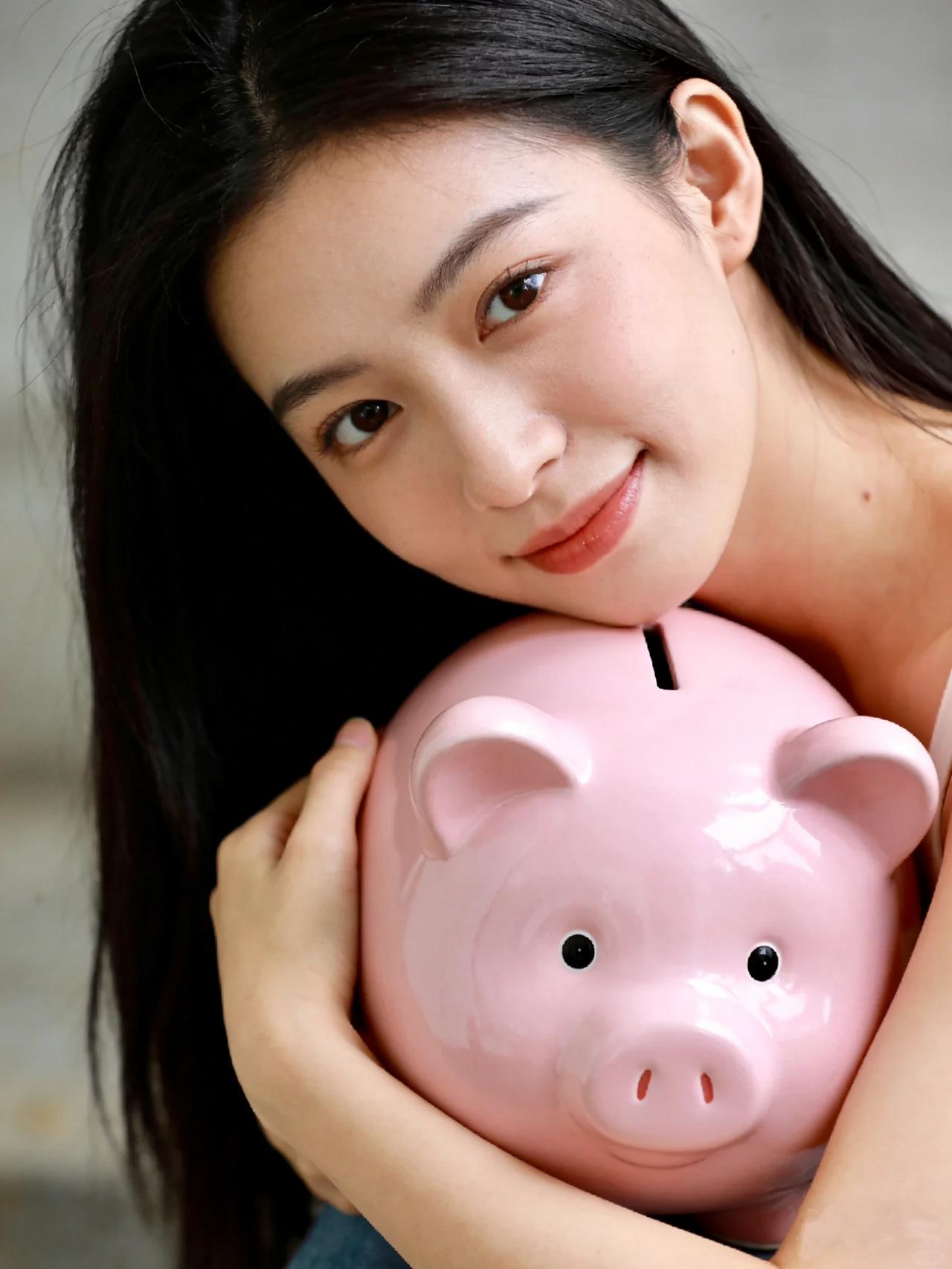 “赚大发了！”女子花不到80块在二手店买回个粉红小猪存钱罐，本以为是寻常物件结果