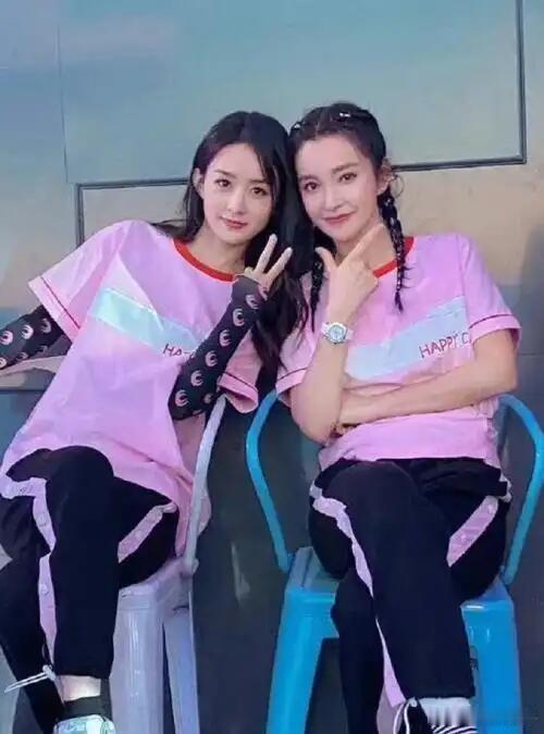 李冰冰 有没有对我妹赵丽颖好一点 赵丽颖与李冰冰的梦幻同框在微博之夜这场星光熠熠