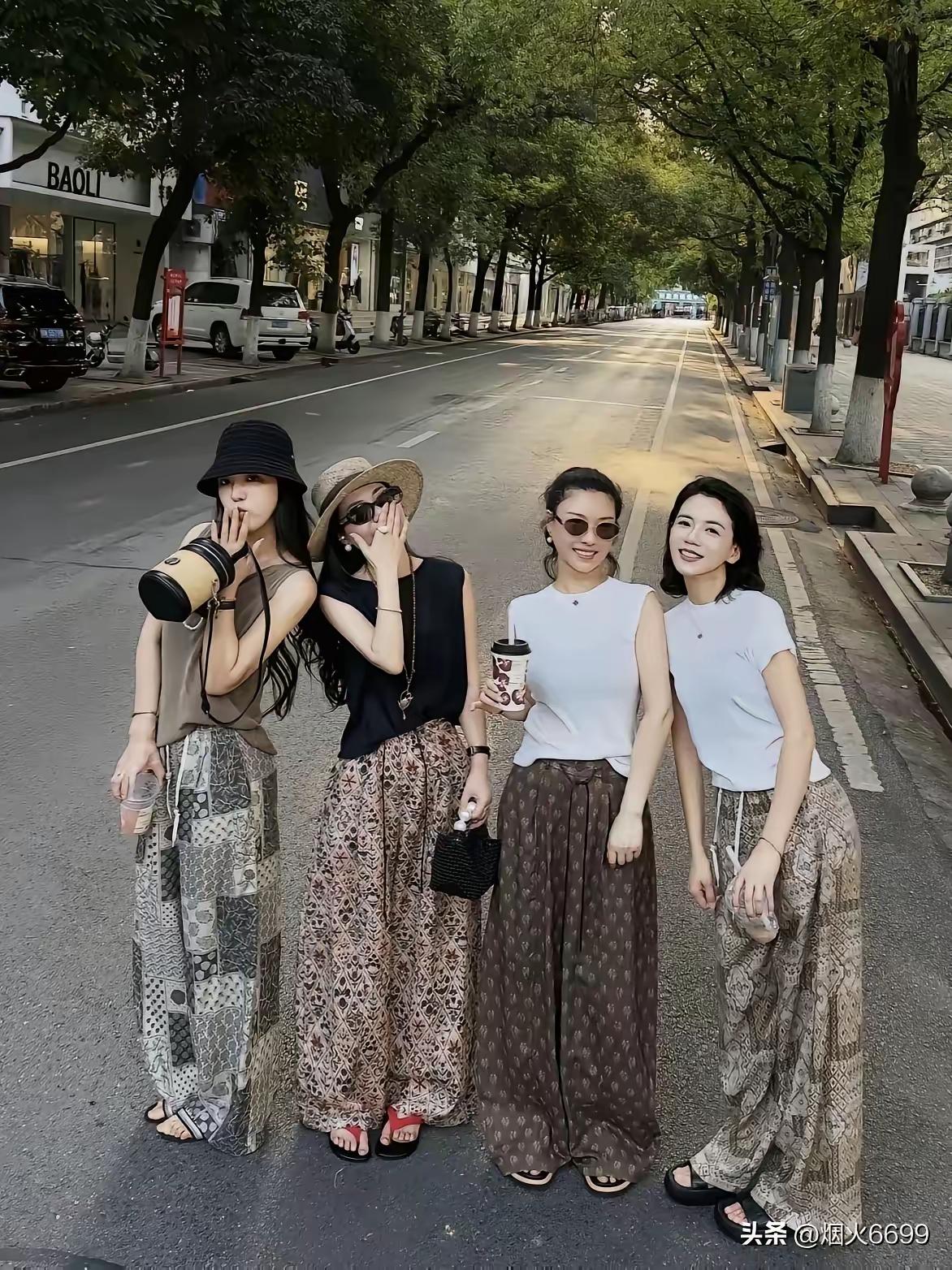 没想到今年流行这种裤子。
这应该是8，90年代的阔脚裤吧，
现在改叫奶奶裤。
年