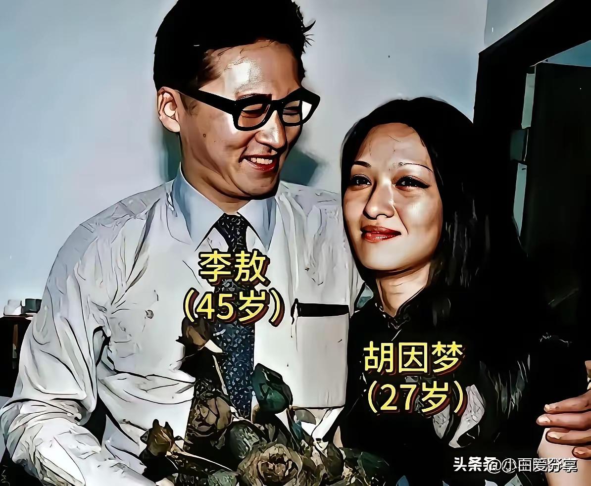 20岁的赵本山还真的有一点文艺青年的感觉呢，靠墙坐着，晒着太阳，戴着眼镜。看着特