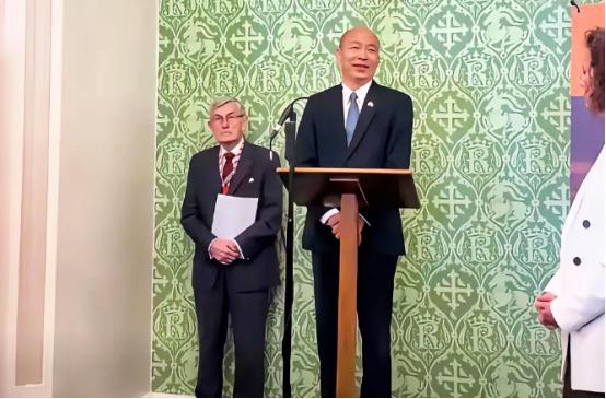 正在英国窜访的韩国瑜又搞出大新闻了！在英国国会下议院丘吉尔厅的酒会上，他突然用英