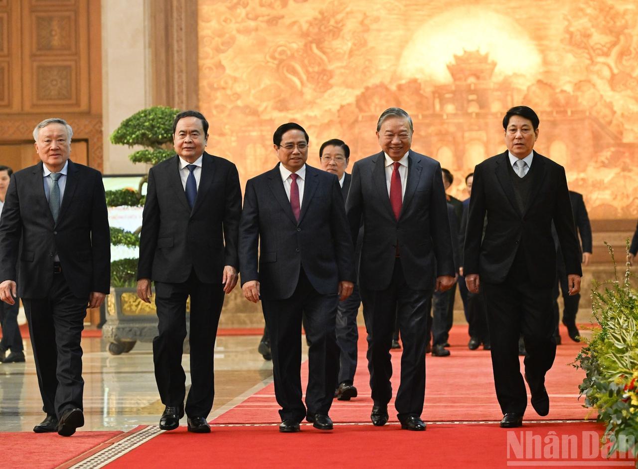 越通社很久没有发布越南四驾马车一同前往会场的照片了！这次越南政府主持召开年度工作