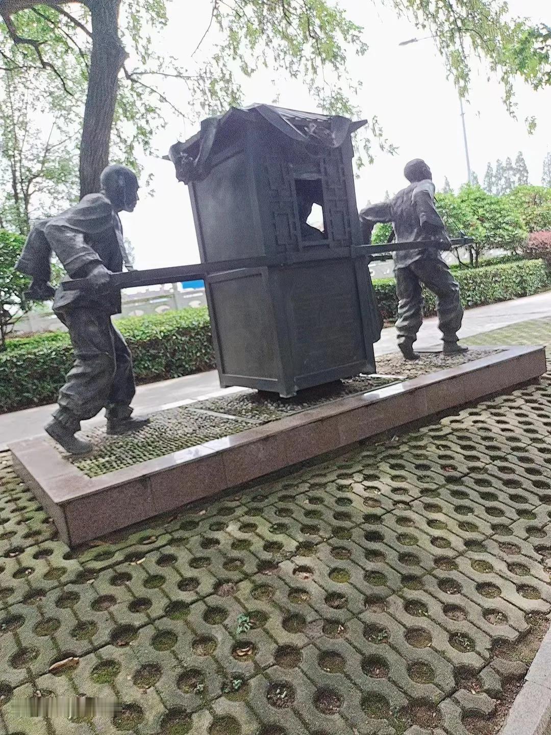 一个儿子对母亲拳打脚踢，到底是谁的错？母亲太溺爱孩子，没有教给他正确价值观，害了