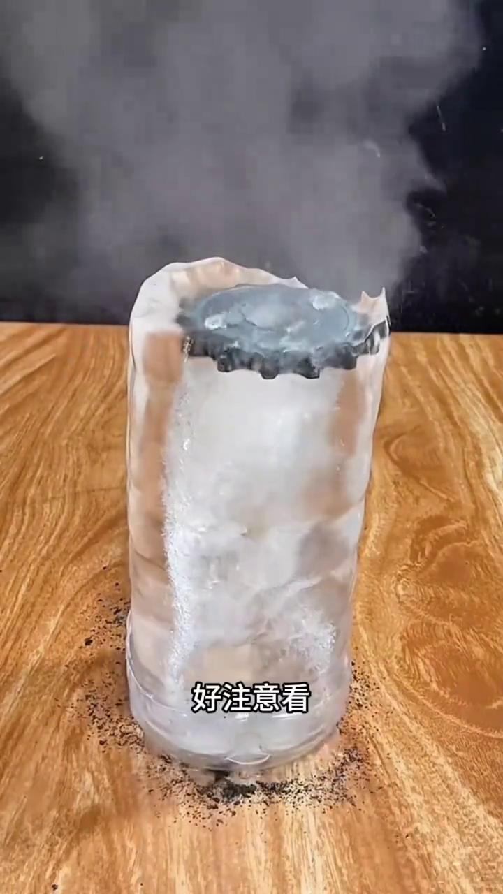 看看这个100度的温度能不能把冰块融化？今天把它放上去看一下。注意看，冰块已经开