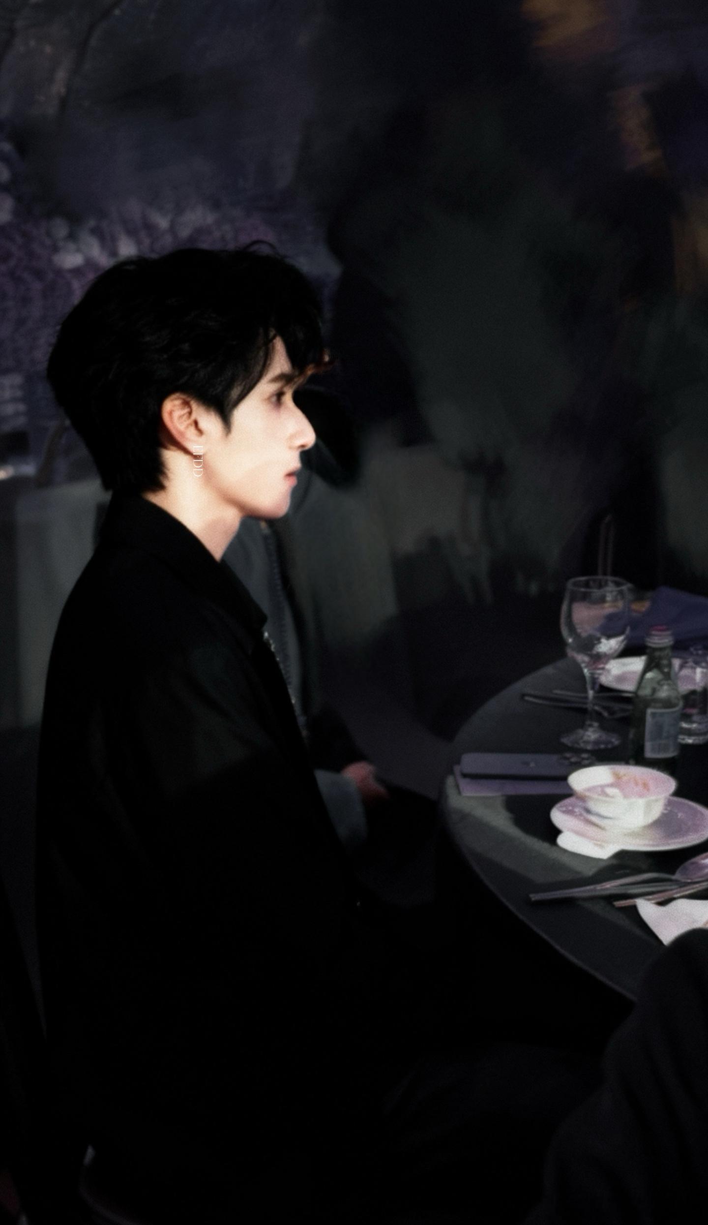 严浩翔参加黄子韬婚礼帅照！严浩翔 黄子韬婚礼主桌 ​​​