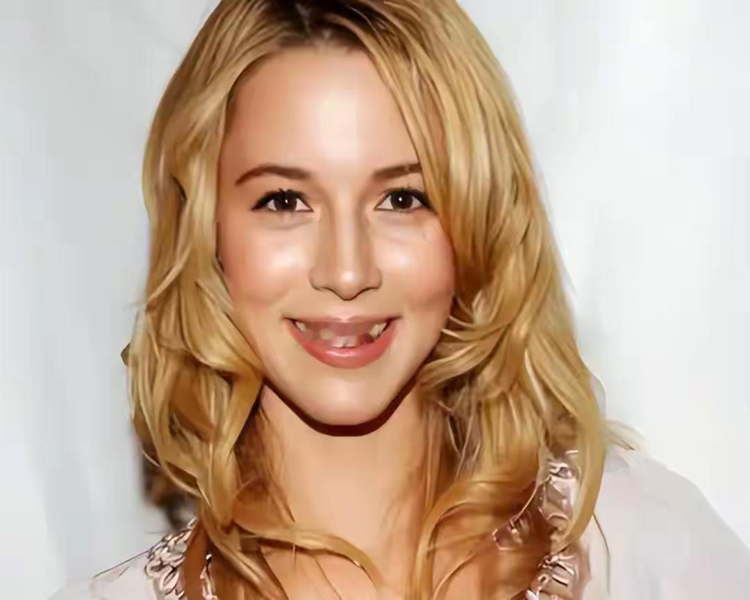 刚刷到一个视频，以色列姑娘卡米特在大兴机场，拖着行李箱，跟她送行的中国朋友说了句