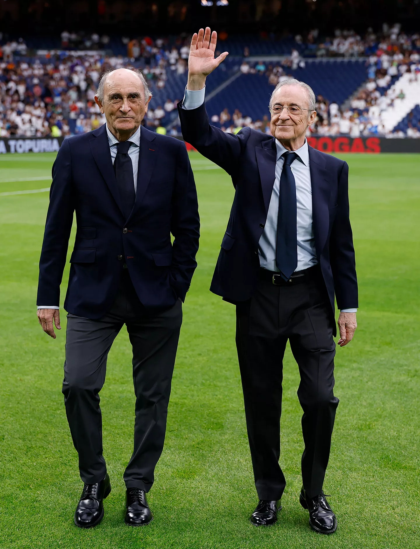 弗洛伦蒂诺向传奇球员们致意。皇马2比1国际米兰halamadrid