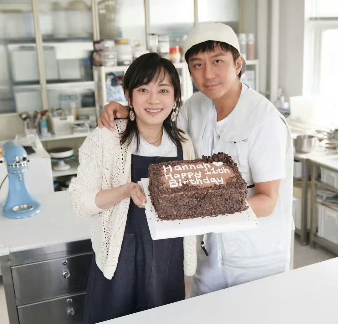 是娘娘和超哥亲手给小花做的生日蛋糕呀～好有爱的一家人[抱一抱]小花妹妹越来越可爱