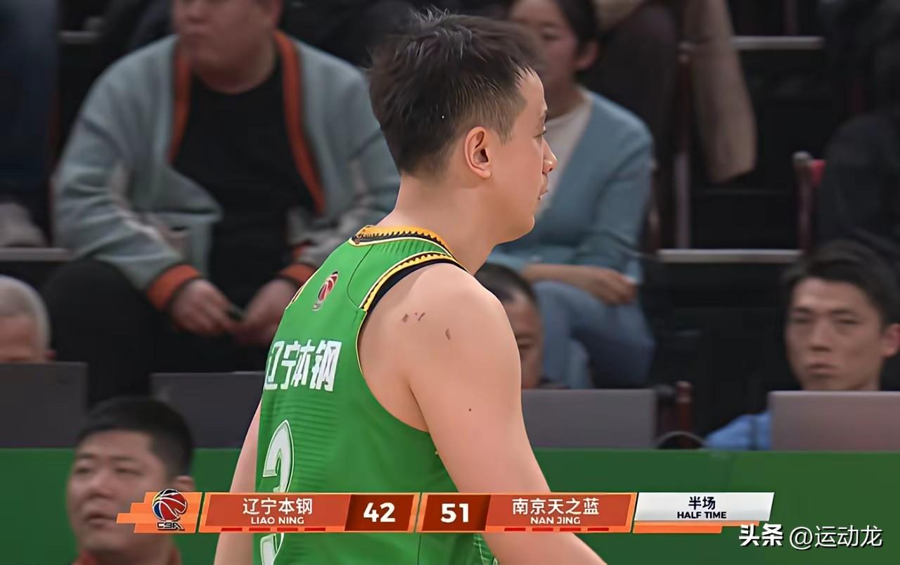 裁判闹大乌龙，辽宁有惊无险，92:89战胜南京。
本场比赛赵继伟重回首发，三分球