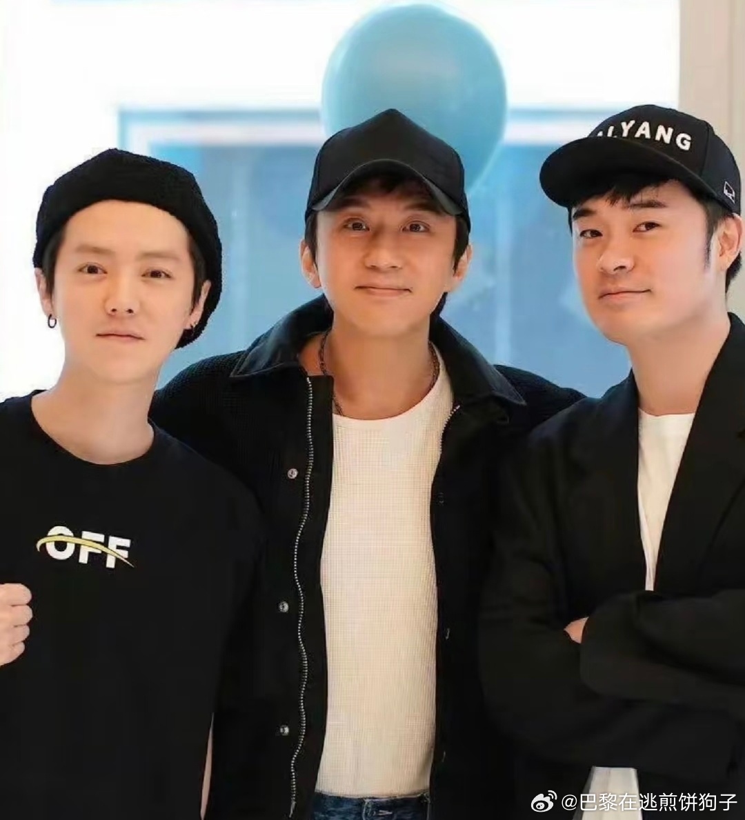 鹿晗秒猜邓超陈赫送的礼物鹿晗猜中邓超陈赫礼物哈哈哈哈哈 这哪里是猜礼物，分明是鹿