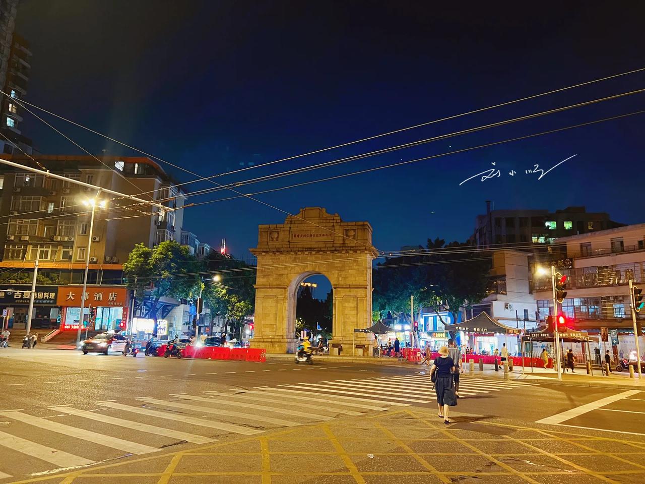 广州白天太热，晚上出来city walk，走过广州的“凯旋门”、十九路军淞沪抗日