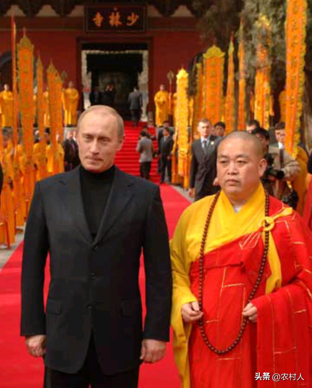 2006年，普京拜访少林寺与方丈释永信一张珍贵的留影。释永信带着普京参观少林寺，