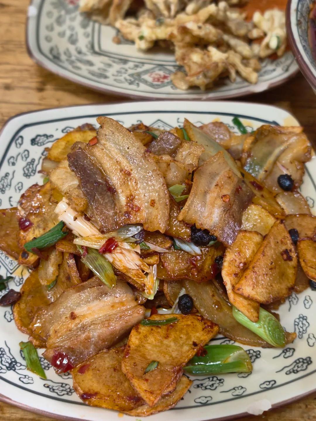 包家巷里的小饭店，点了三个菜，吃满意了三个菜一共就70，水煮肉片28，炸蘑菇15