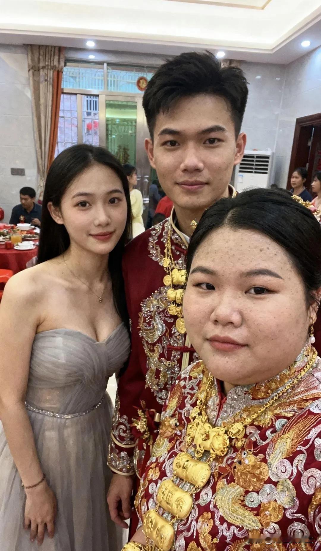 新娘到底是怎么说服新郎委屈嫁给她的，明显新郎和伴娘才是天生一对啊，看到新娘这个脸