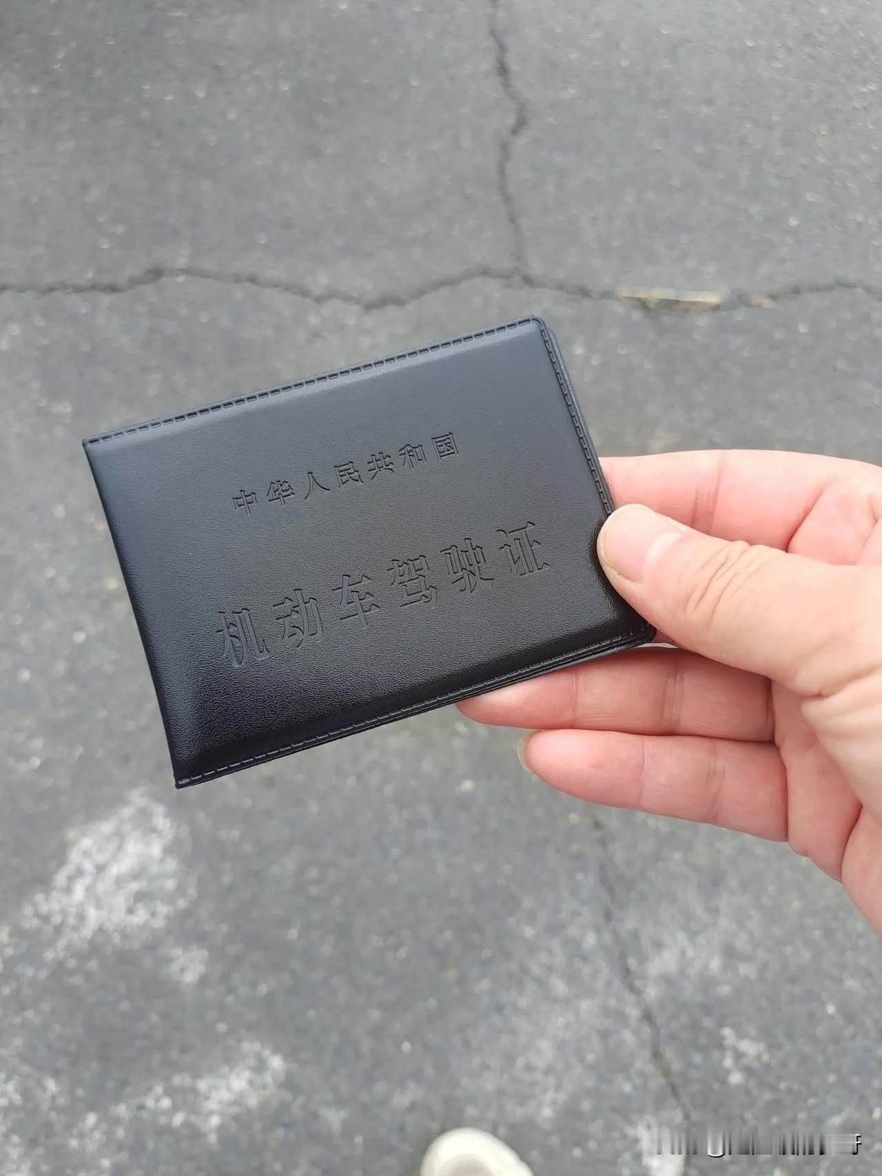 对于准大学生考驾驶证，我一直比较忐忑。因为身边有好几个报名拿不到驾照的。
1.大