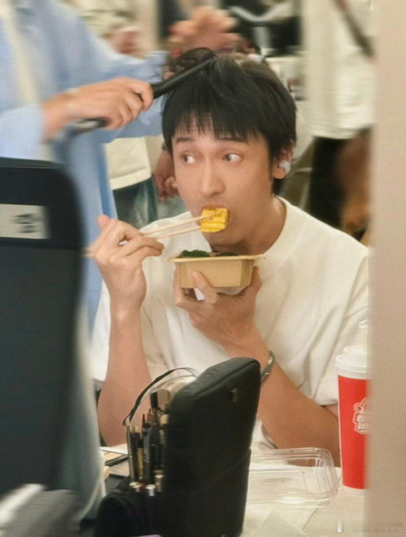 王传君跑披哥来给免费上表演课来了、王传君舞台总监的工资给结一下披荆斩棘直播本以为