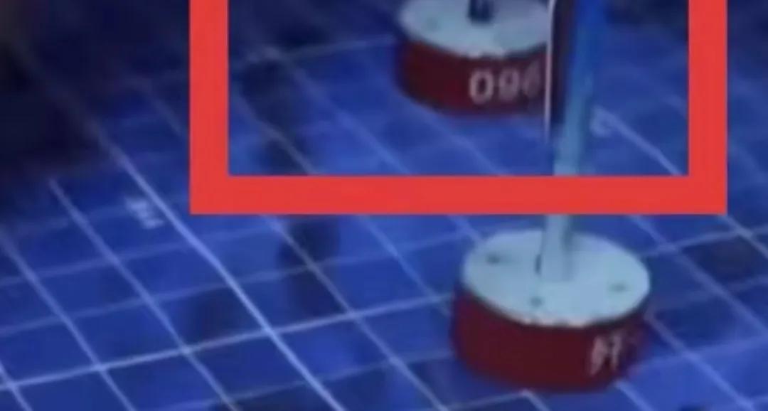 096这艘大船。
可能真的已经下水了。

央视那个镜头里。
“096”的红色压块