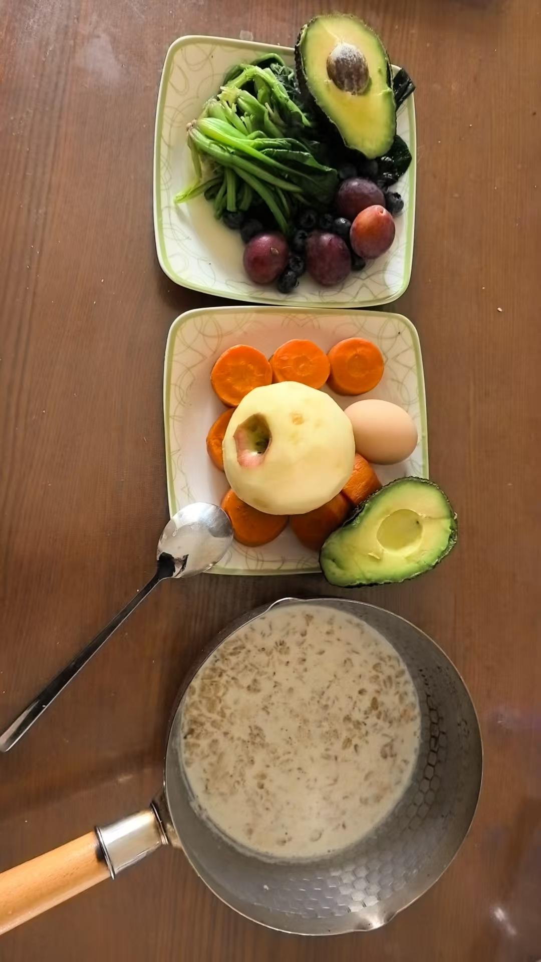 对自己认真一点，慢慢做顿早餐，慢慢吃。

人到一定年纪就会懂，认真吃早餐是对自己