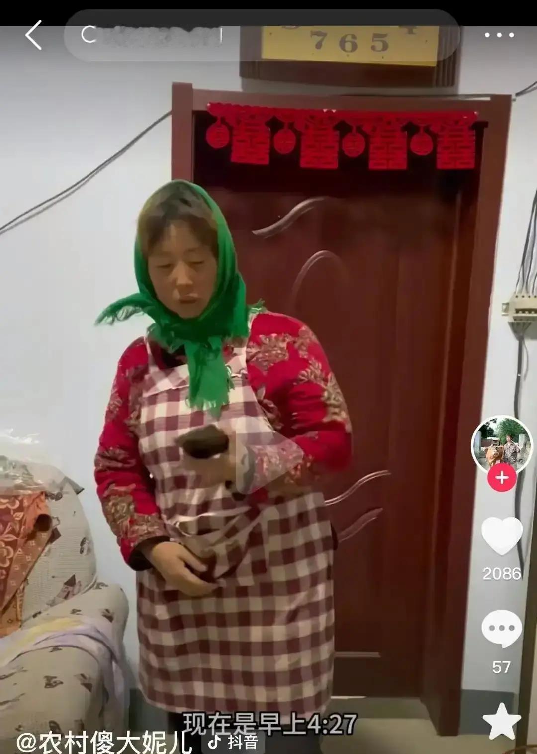 直播间里叫你“家人们”的，可能是世界上最贵的“熟人”。
傻大妮价格乌龙，三只羊月