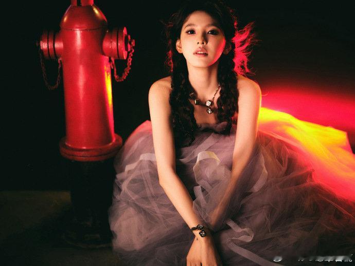 章若楠评论邓紫棋姐姐好美啊谁看到美女双向互动能不心动！章若楠特意跑到邓紫棋评论区