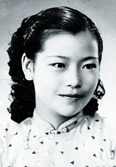 1976年，一名头发花白的老妇纵身跳入北京护城河中，当人们将她打捞后，才发现这个