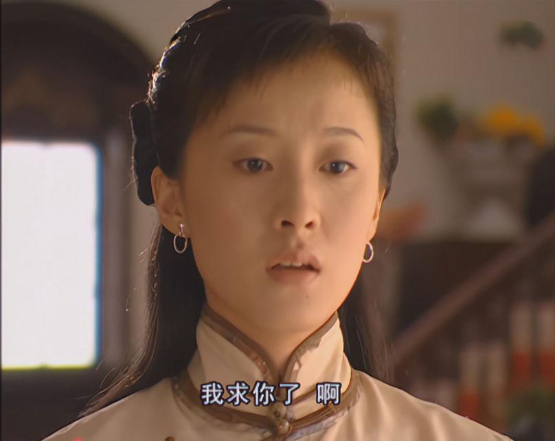 小怜的穿着打扮一点都不像丫鬟，金府上下都太宠她了，大少奶奶还教她识文断字。

养