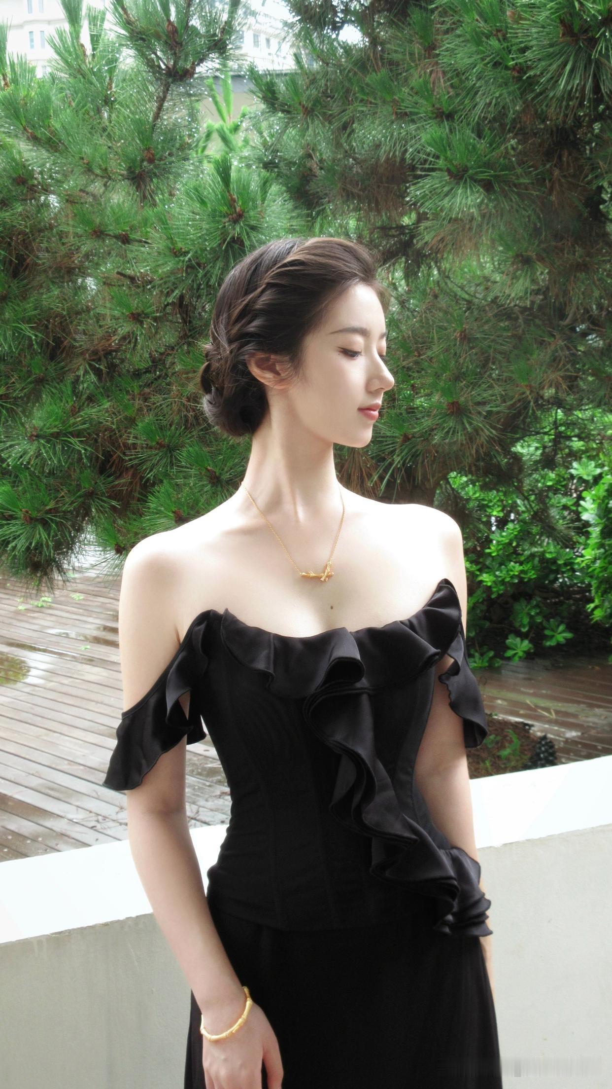 优雅黑裙，绿意盎然，自然与时尚的完美融合。