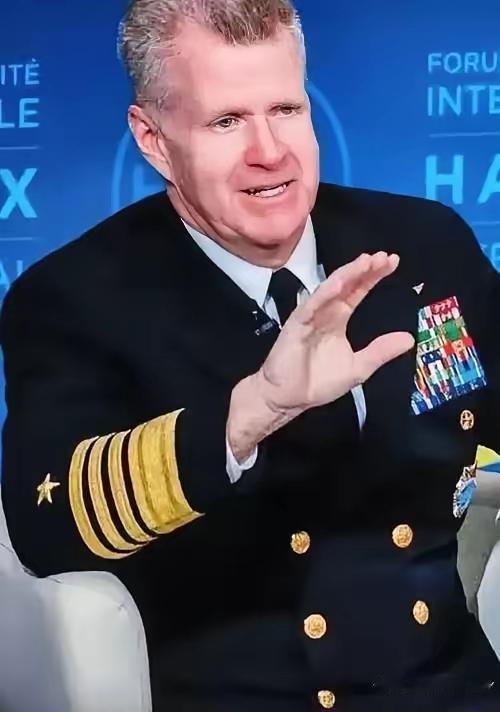 美印太司令帕帕罗四星上将上演“硬核分裂”发言。一边拍桌放狠话，宣称美军有信心打赢