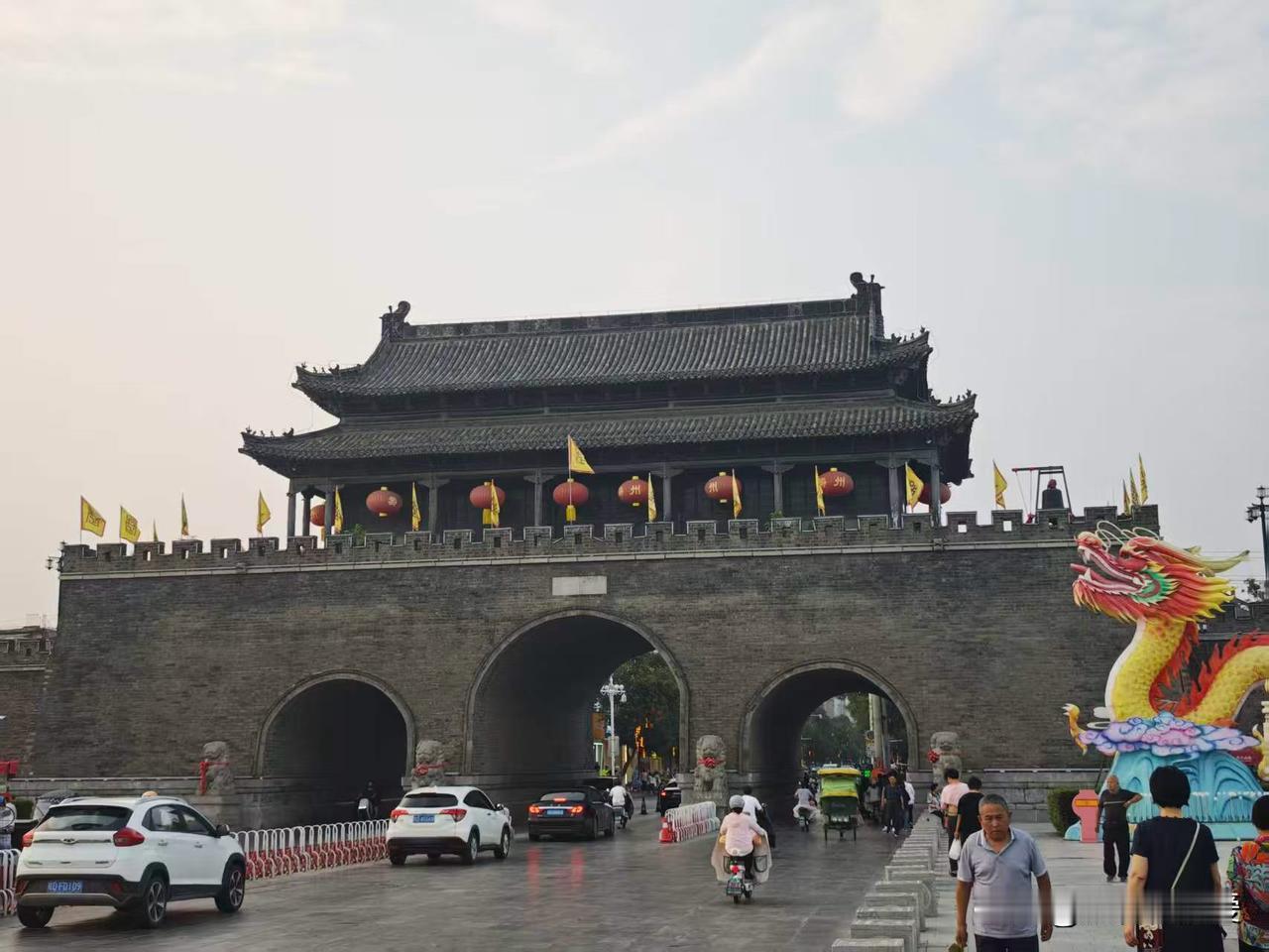 这里和很多只能参观的古城不同，至今住着普通百姓。古老瓮城布局巧妙，有御敌智慧还能