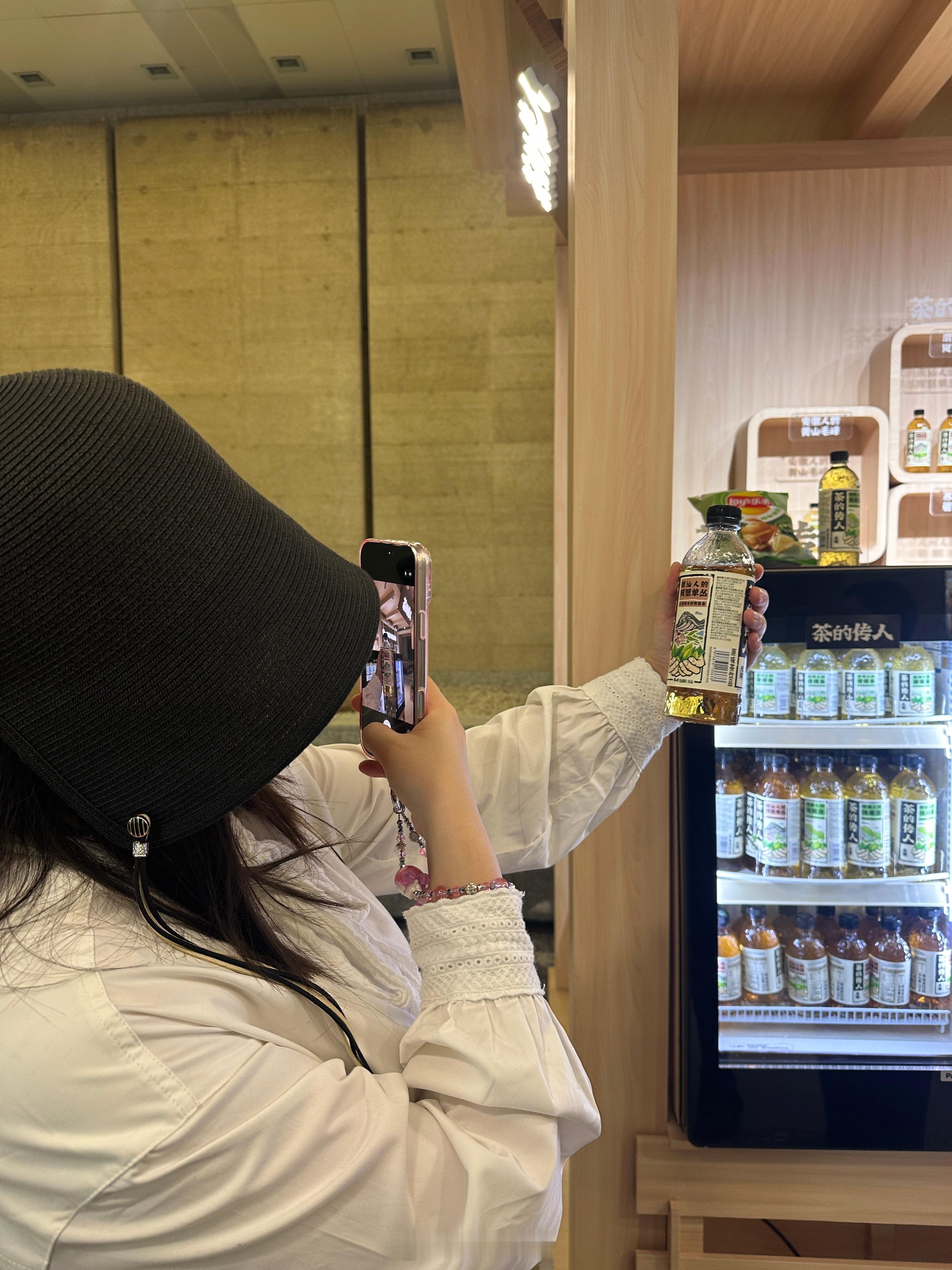 很喜欢登机前的十分钟登机前偶然邂逅好茶，口感鲜醇仿若现泡。铁观音兰香清幽，单丛蜜