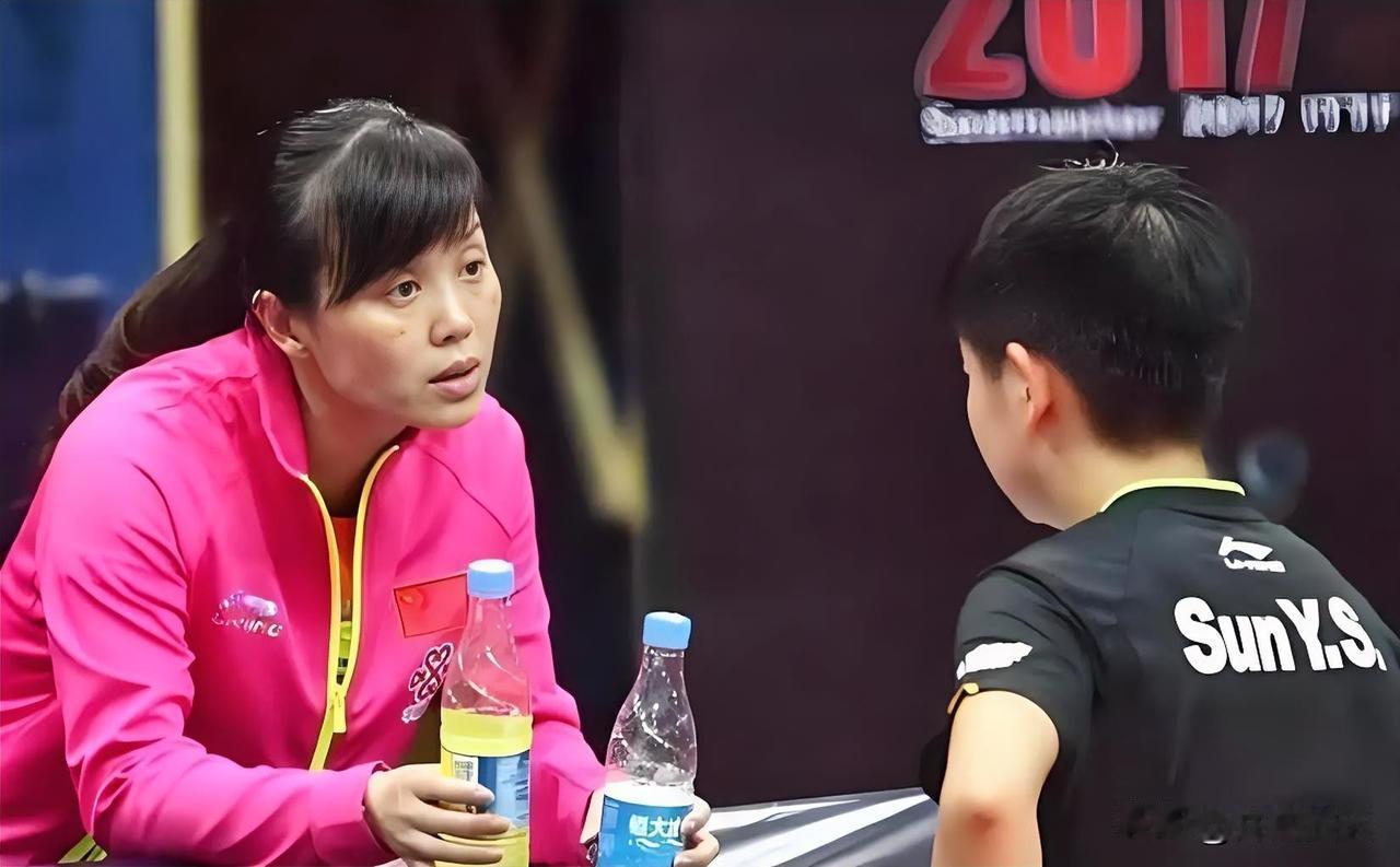 孙颖莎刚进国乒时，是张琴教练带了她三年多，师徒俩感情特别深。训练场下，张琴像母亲