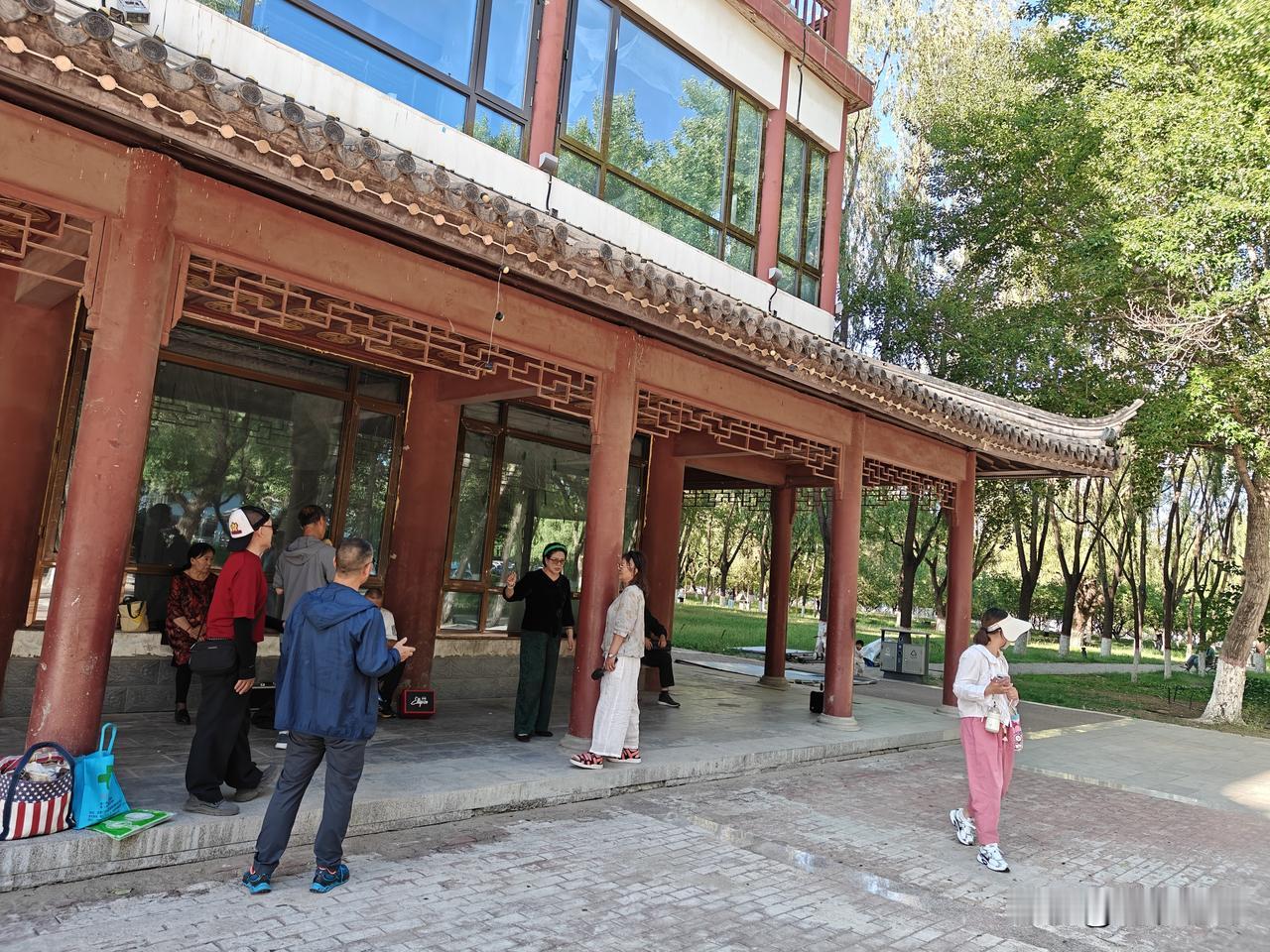 宣化万柳公园一座古香古色的楼门前，几乎每天都有一个演唱队，七八个退休人员吹拉弹唱