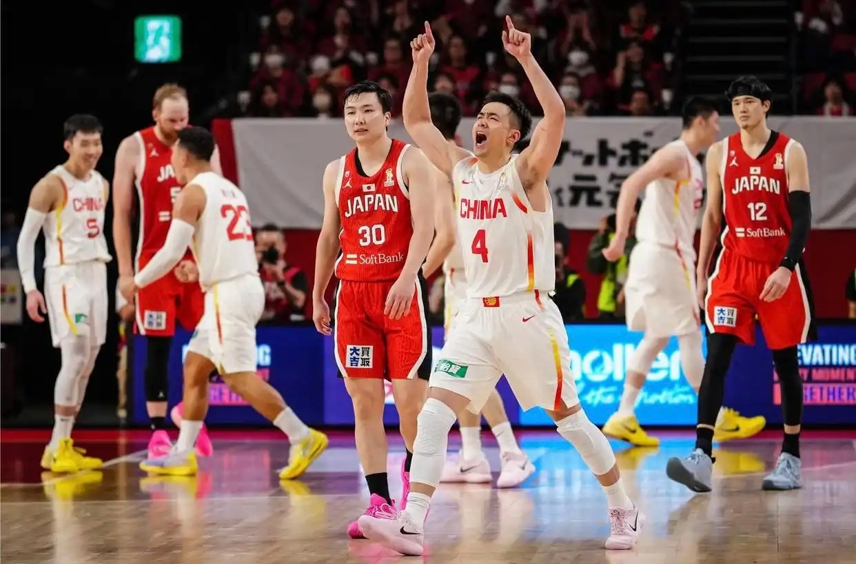 咱家赵继伟庆祝胜利。————新华社体育每周佳片。赵继伟  赵继伟超级神仙球