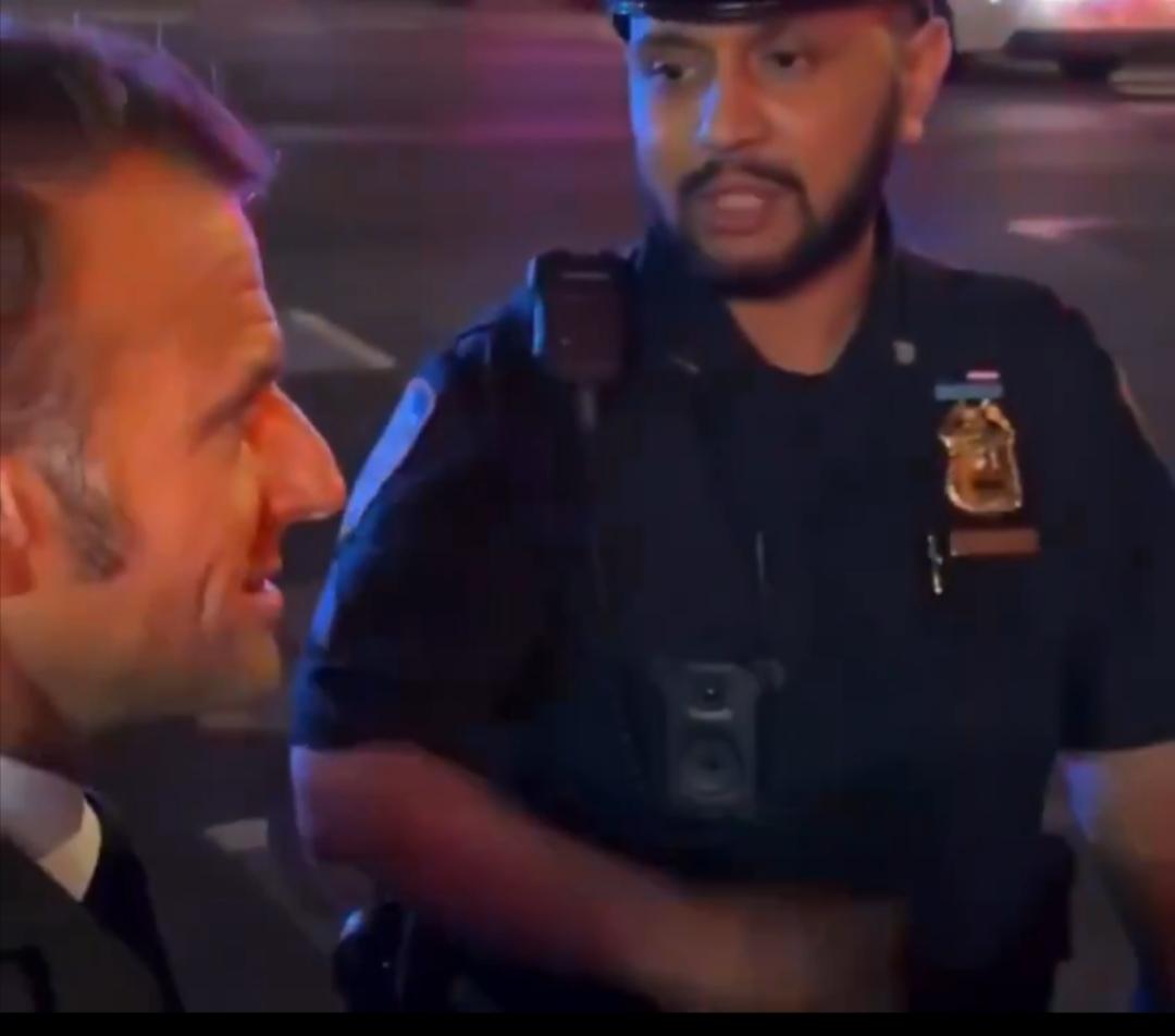 纽约警方拦下法人总统马克龙的车队以便让特朗普的车队先过。
在纽约，警方拦下马克龙