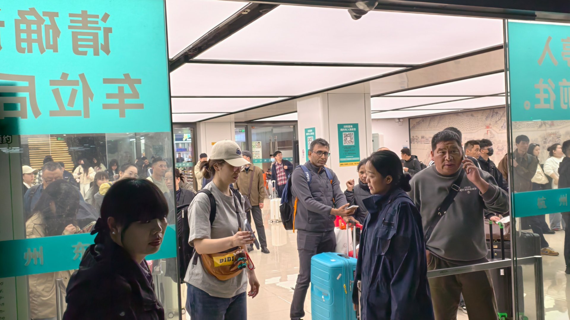 杭州东网约车指引太垃圾了 居然还要先穿过一个商场，到地儿了还要联系司机问清楚几号